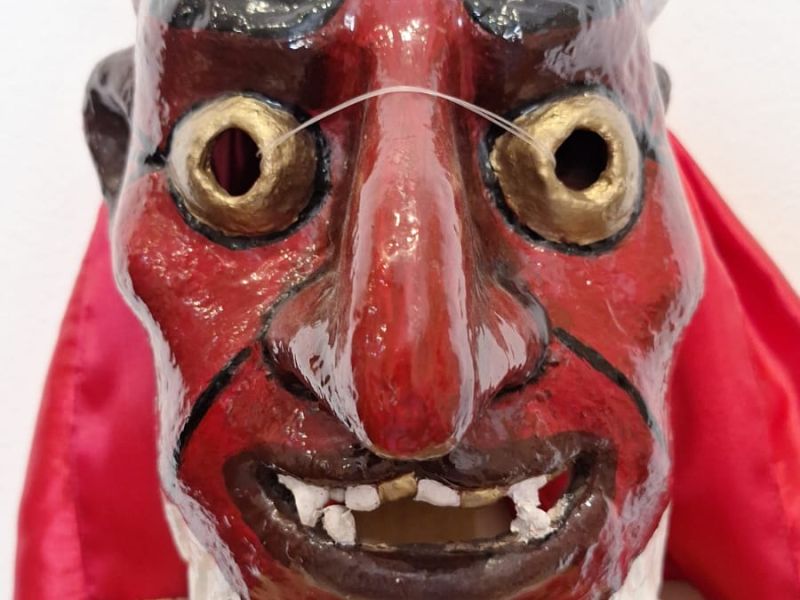 <em>M&aacute;scaras y tradiciones</em>