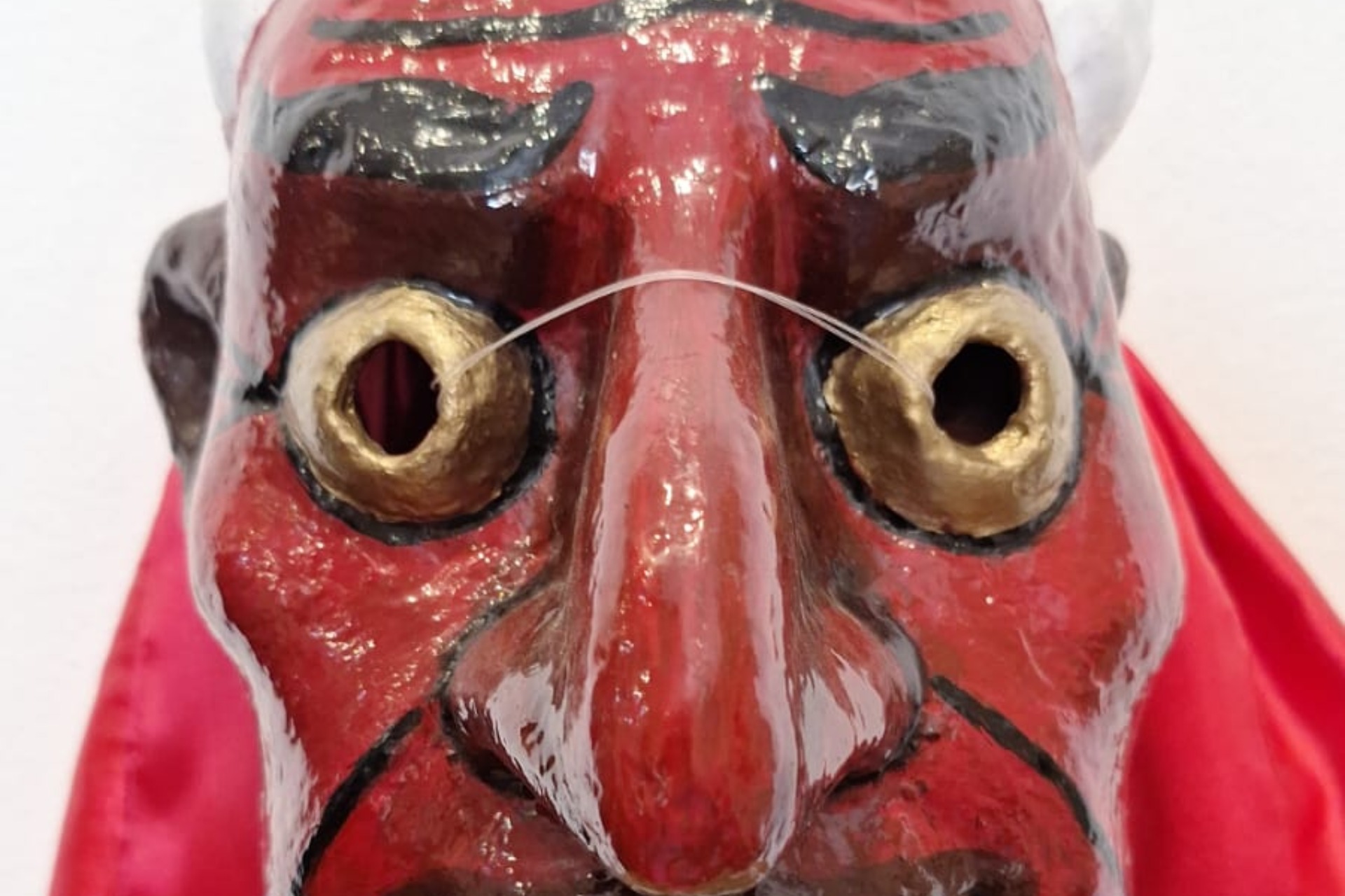 <em>M&aacute;scaras y tradiciones</em>