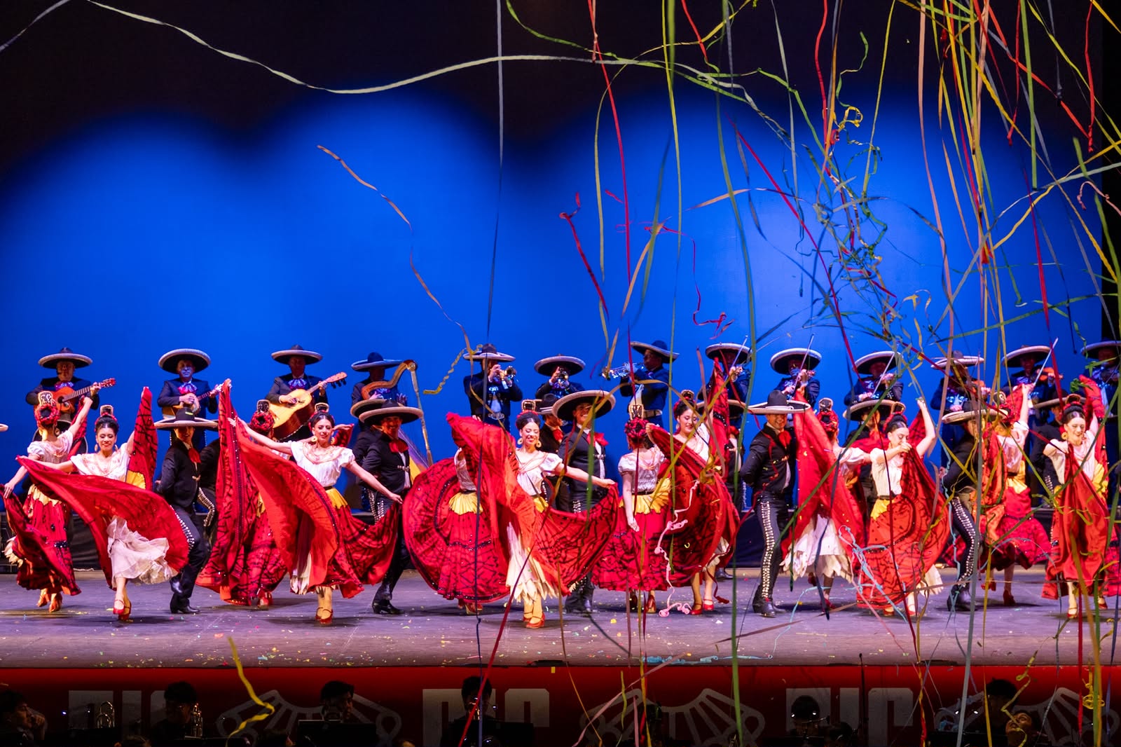 EL BALLET FOLKL&Oacute;RICO DE AMALIA HERN&Aacute;NDEZ Y LA &Oacute;PERA DE LOS MONSTRUOS CONQUISTAN GUANAJUATO
