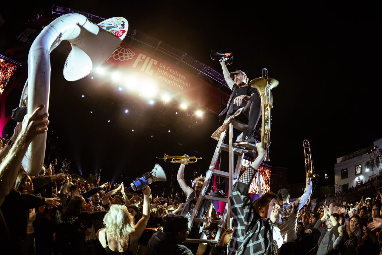 EN EL 54 FIC, CON METALES EXPLOSIVOS, POLIFON&Iacute;AS UCRANIANAS Y RITMOS BALC&Aacute;NICOS, LEMON BUCKET ORKESTRA DESAT&Oacute; UNA AUT&Eacute;NTICA FIESTA COMUNITARIA