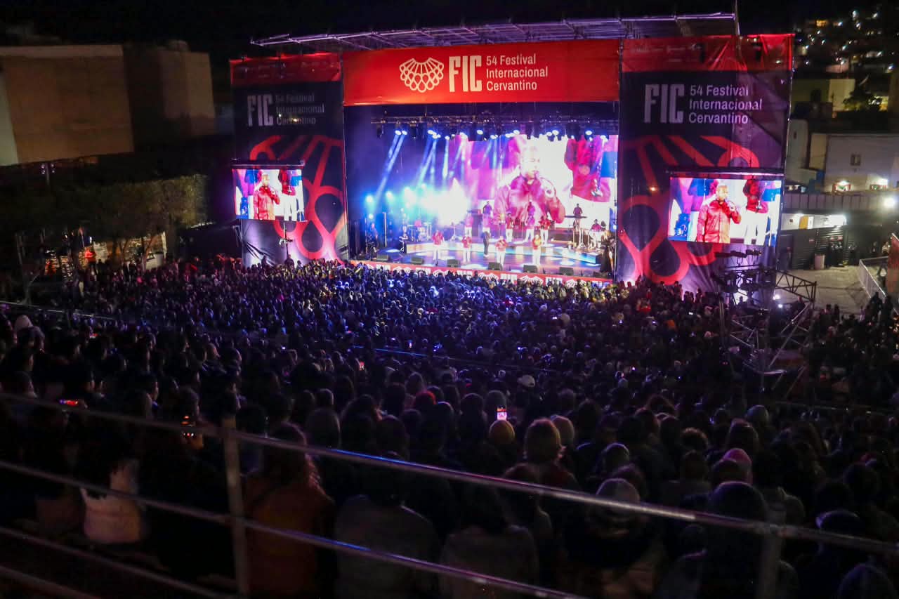 AL RITMO DE GRUPO NICHE, LA SALSA COLOMBIANA PUSO A BAILAR AL CERVANTINO