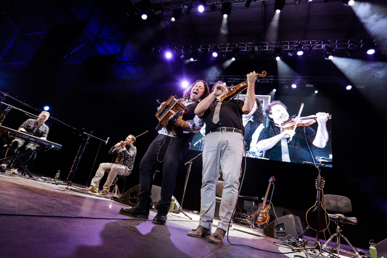 FOLKLORE QUEBEQUENSE Y TEATRO SOCIAL CAPTAN A PÚBLICO CERVANTINO