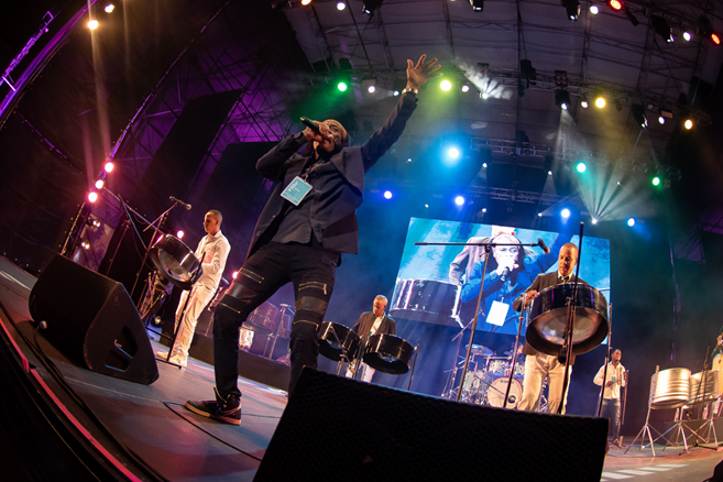 TAMBORES METÁLICOS PUSIERON A BAILAR AL PÚBLICO CERVANTINO AL RITMO DE CUBA 