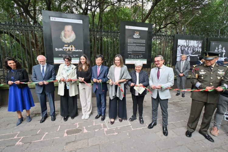 Se inaugura la exposición fotográfica sobre los 50 años del Festival Internacional Cervantino
