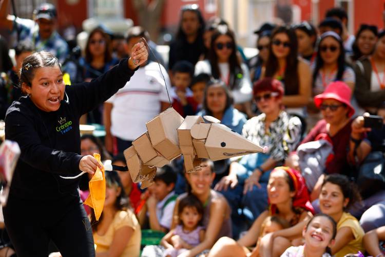 El teatro callejero y la música de cámara  marcan el octavo día de actividades en el 52 FIC